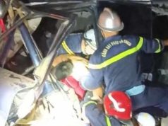 Cảnh sát cưa cabin cứu lái xe đầu kéo ra ngoài sau TNGT tại Hà Nội