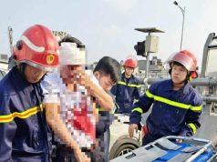 Cảnh sát cứu lái xe mắc kẹt trong cabin sau TNGT trên đường Vành đai 2 Hà Nội