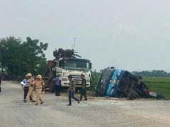 Công an TP Hà Nội thông tin về vụ xe buýt bị lật xuống ven đường ở Ứng Hòa