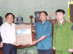 Đồng chí Trịnh Văn Ánh, Tổng Biên tập Báo Bắc Giang thăm, tặng quà gia đình nạn nhân TNGT