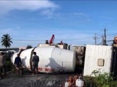 Lật xe bồn trộn bê tông tải trọng khoảng 24 tấn trên Quốc lộ 63