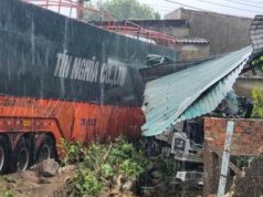 Quảng Bình: Xe container mất lái lao vào nhà dân bên đường