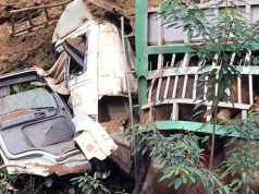 Quảng Bình: Xe tải mất lái đâm vào chân đồi, lái xe tử vong tại chỗ