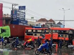 Hiện trường vụ tai nạn giữa xe khách và container khiến 4 người bị thương ở Bình Dương